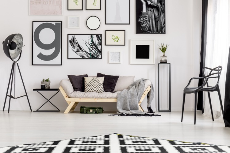 Golvtrender 2019/2020 vardagsrum i skandinavisk stil i svart och vitt