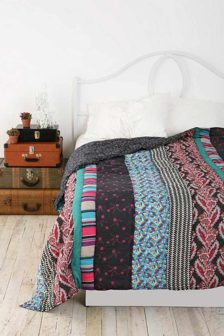 bohemisk stil sovrum-vitt-överkast-färgglada-tyger-lapptäcke-säng-resväska