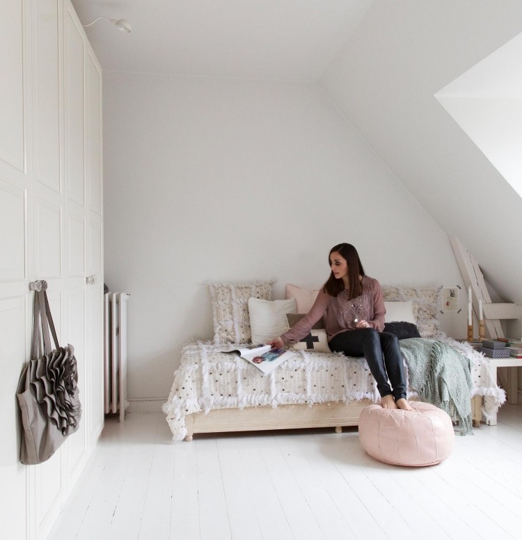 bohemisk stil-sovrum-vit-sluttande tak-säng-inbyggd garderob-golvbräda-sittdyna-beige