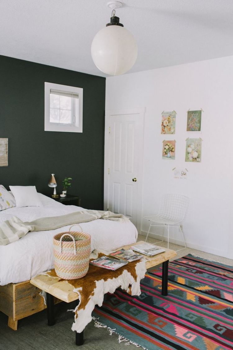 bohemisk stil-sovrum-vit-kelimteppich-exotisk-trä-säng-bänk-päls-matta-vägg-färg-svart