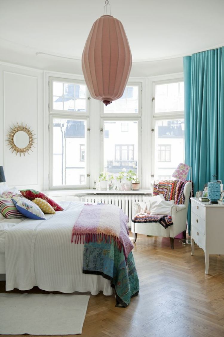 bohemisk stil-sovrum-vit-hängande-lampa-parkett-golv-gardiner-turkos-överkast-kuddar