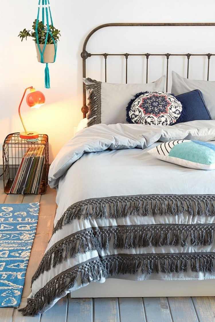 bohemisk stil-sovrum-vit-metall-säng-svart-löpare-hall-golv-kudde-blå-nattlampa