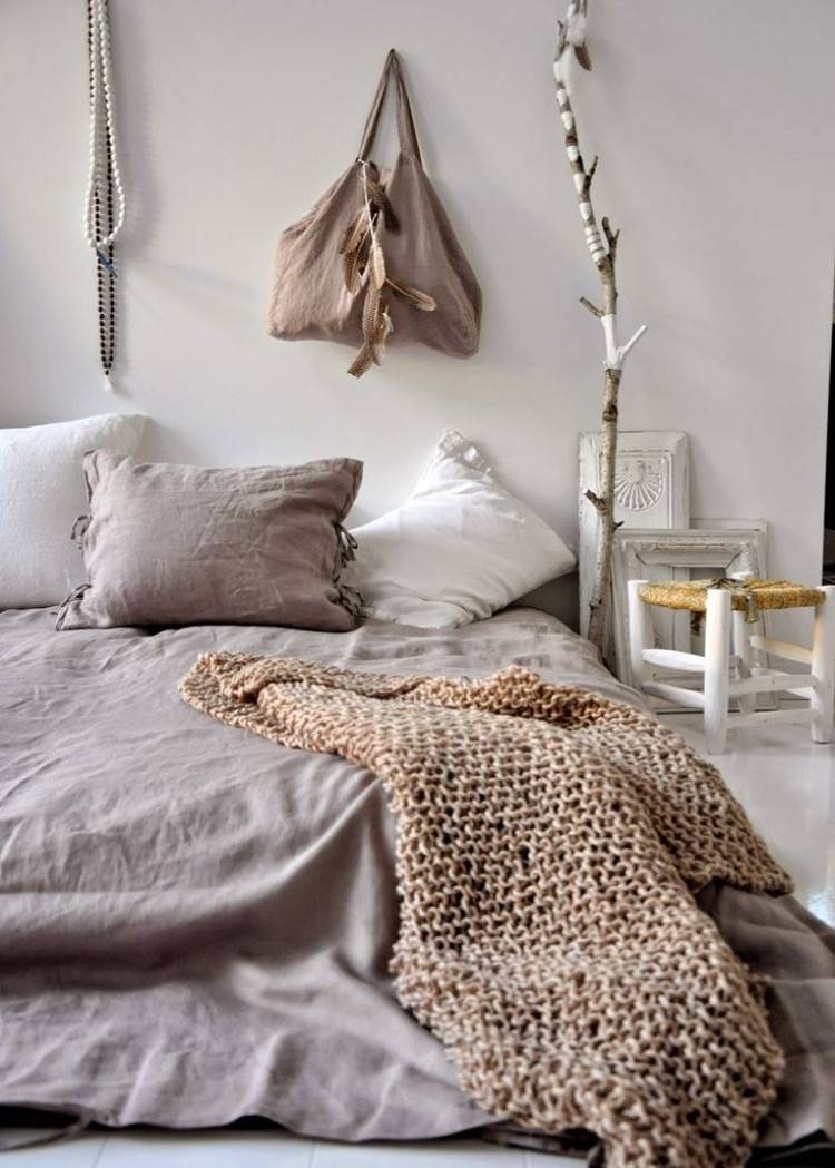 bohemisk stil-sovrum-vit-täcke-stickad-beige-etno-stil-säng-kuddar