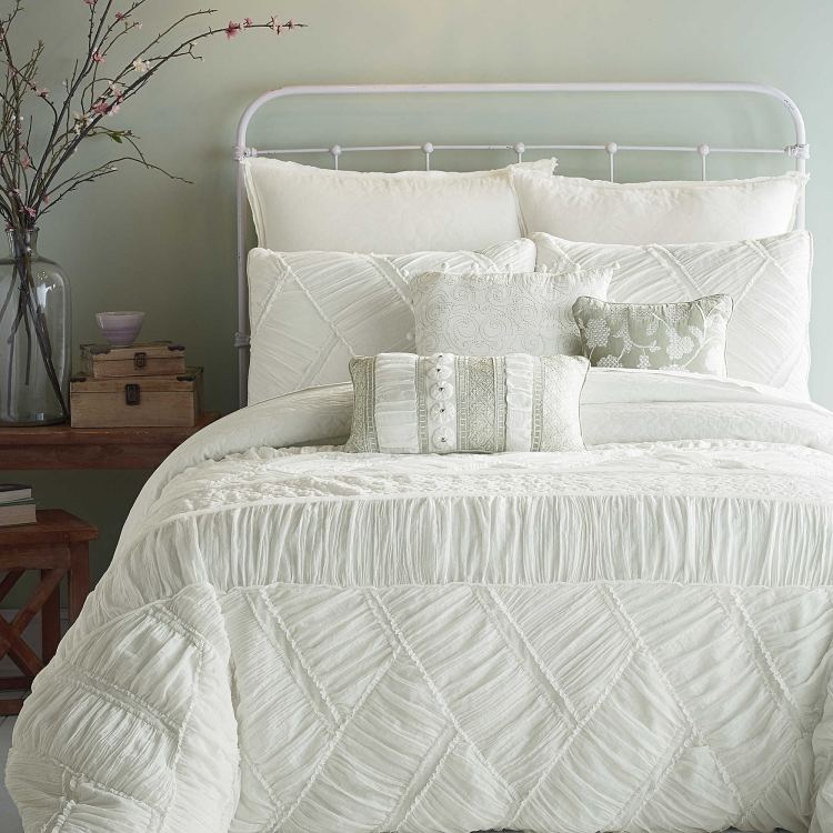 bohem-stil-sovrum-vit-täcke-underbar-bomull-tyll-metall-säng-vägg-färg-ljusgrå