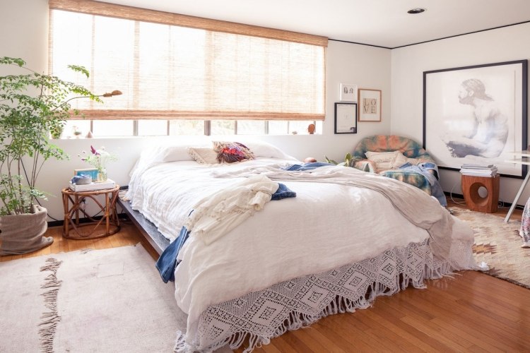 bohemisk stil-sovrum-vit-säng-parkettgolv-tygluckor-spets-överkast