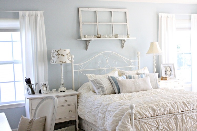 bohem-stil-sovrum-vit-ljus-blå-spets-byrå-vägg-design-gamla-fönster-vägg-hylla