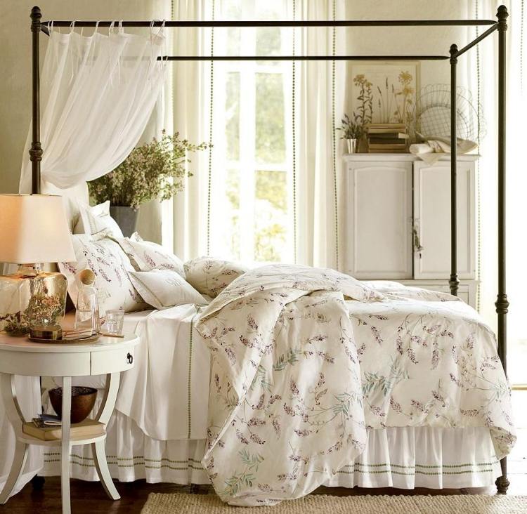 bohemisk stil-sovrum-vit-metall-säng-svart-gardiner-tyll-sänglinne-lavendel
