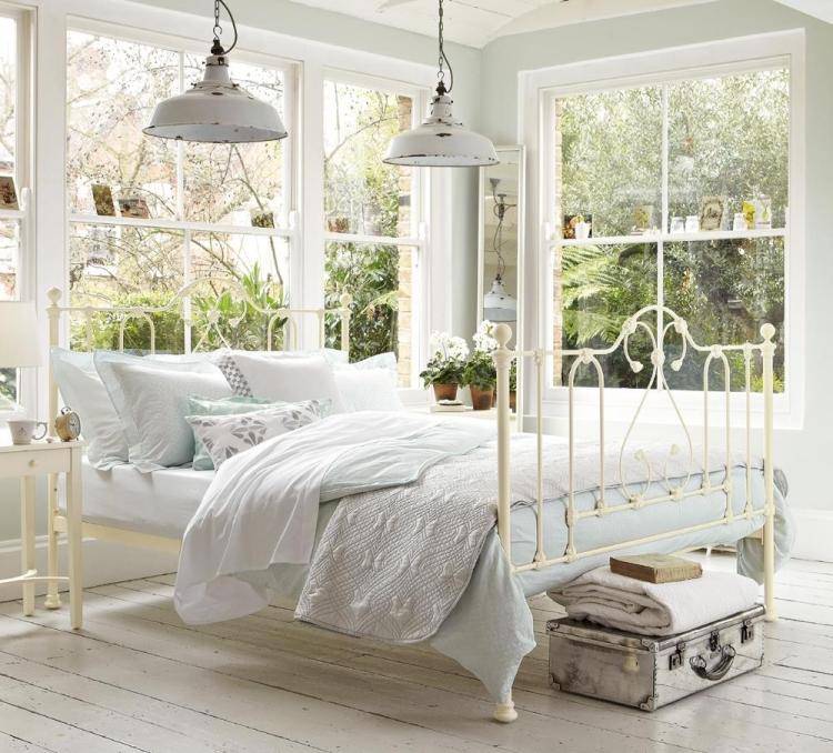 bohemisk stil-sovrum-vit-metall-säng-industriella-lampor-hängande-lampor-golvbrädor-fönster-överkast