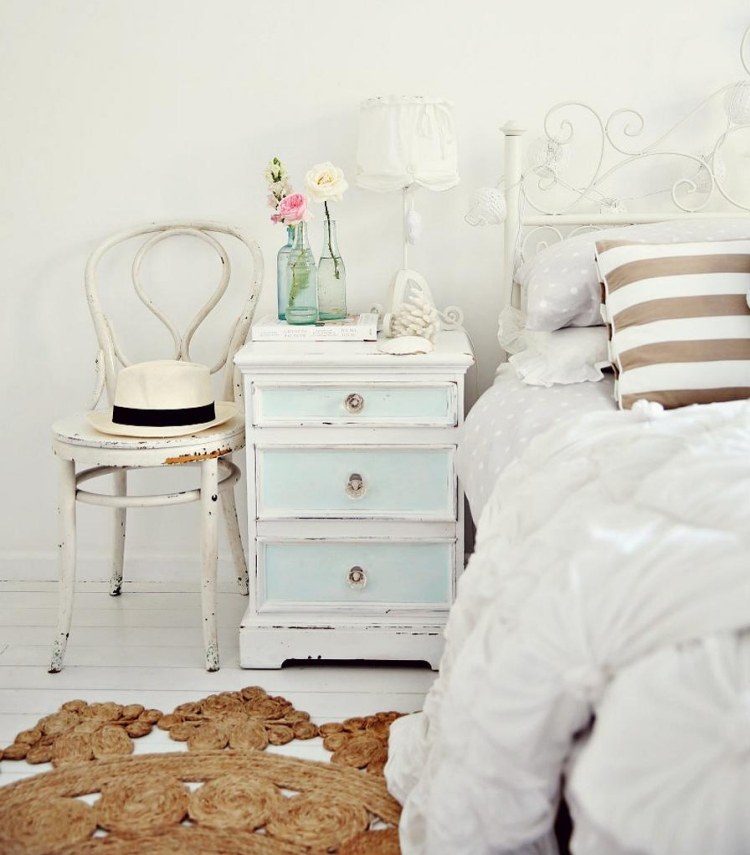 bohemisk stil-sovrum-vit-jute-matta-löpare-metall-säng-säng-vas-blommor