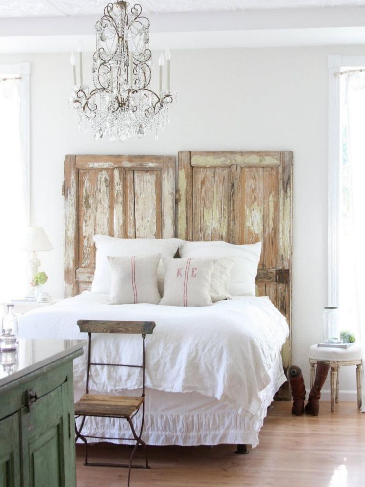 bohemisk stil-sovrum-vit-ljuskrona-kristall-sänggavel-alöte-dörr-sänglinne-rustik