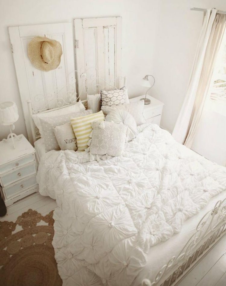 bohemisk stil-sovrum-vit-metall-säng-täcke-bomull-sänggavel-gamla-dörrar