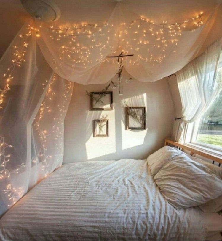 bohemisk stil-sovrum-vitt-ljus-net-deco-säng-fönster-himmelssats-gör-det-själv