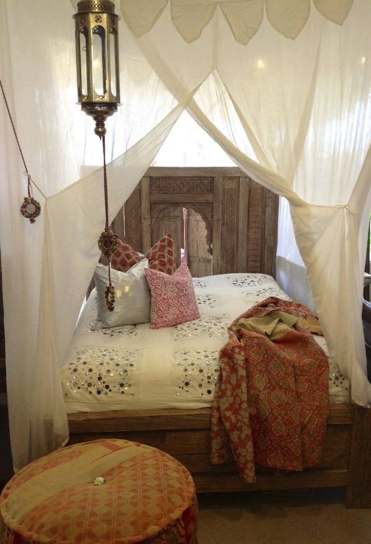 bohemisk stil-sovrum-vit-himmelsäng-atmosfär-trä säng-tyger-ornament