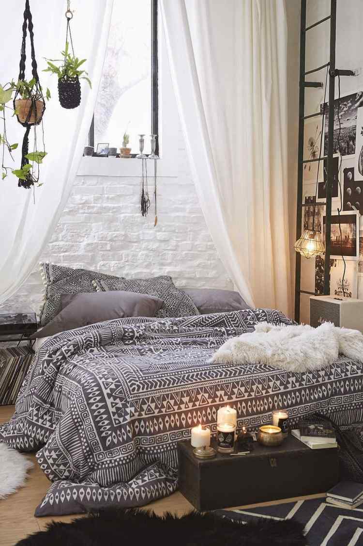 bohemisk stil-sovrum-vitt-schwary-sängkläder-prydnader-mönster-makrame-ljus-pälsmatta