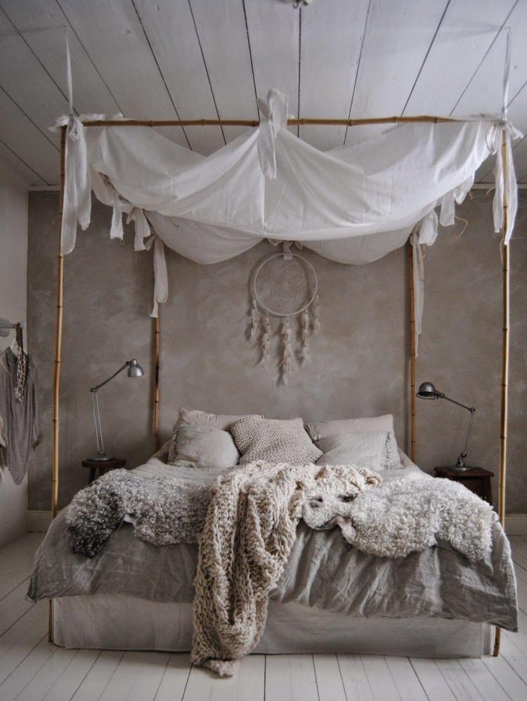 bohemisk stil-sovrum-vit-himmels-tyg-trä-drömfångare-överkast-stickat