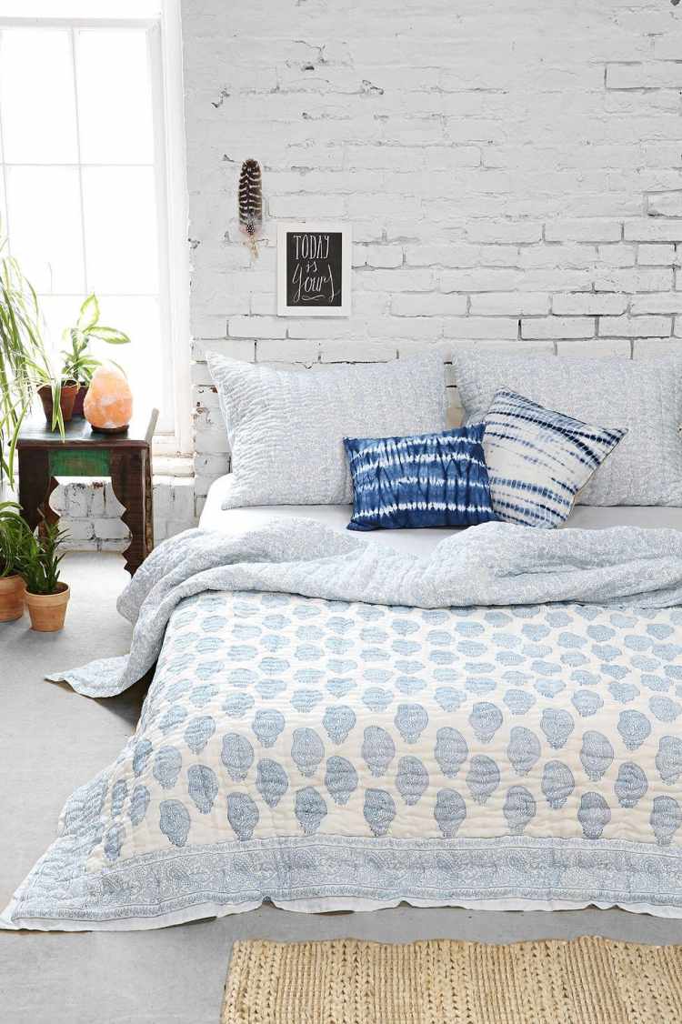 bohemisk stil-sovrum-vit-tegel-vägg-överkast-blå-löpare-växter