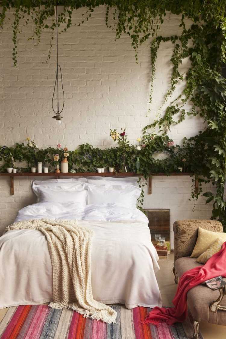 bohemisk stil-sovrum-vit-tegel-vägg-vitkalkad-murgröna-löpare-säng-skänk-trä