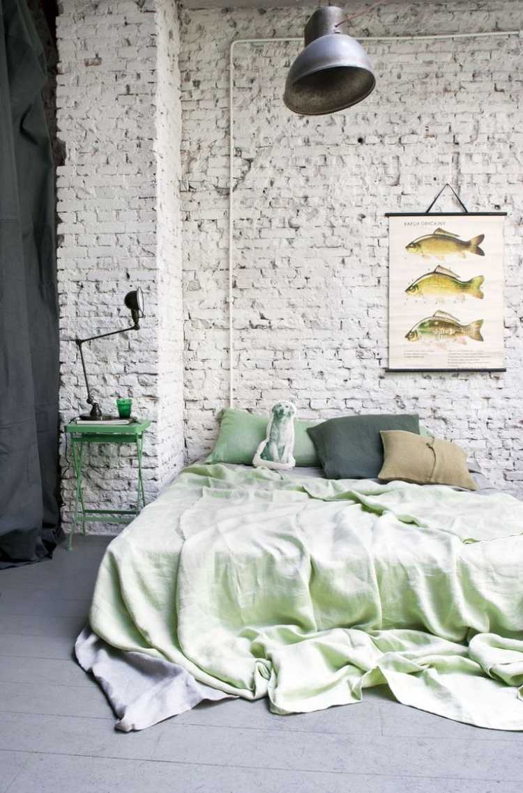 bohem-stil-sovrum-vit-tegel-vägg-vitkalkad-affisch-fisk-kudde-hund-tryck