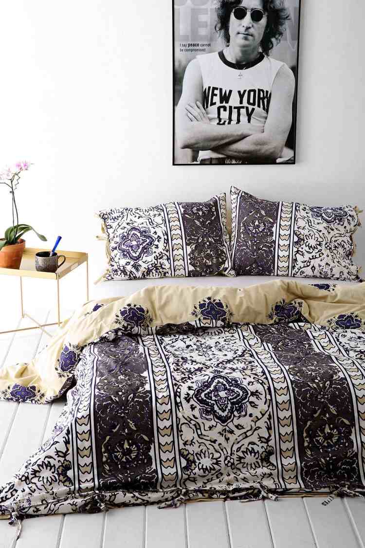 bohemisk stil-sovrum-vit-svart-foto-affisch-sängbord-golvbräda