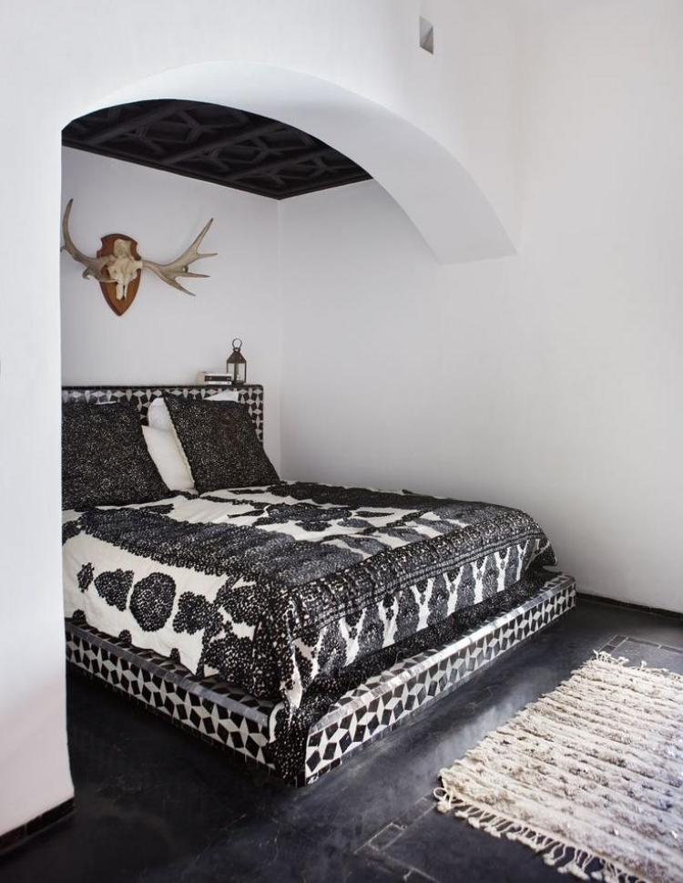 bohem-stil-sovrum-vit-svart-horn-säng-grund-mosaik-väggfärg