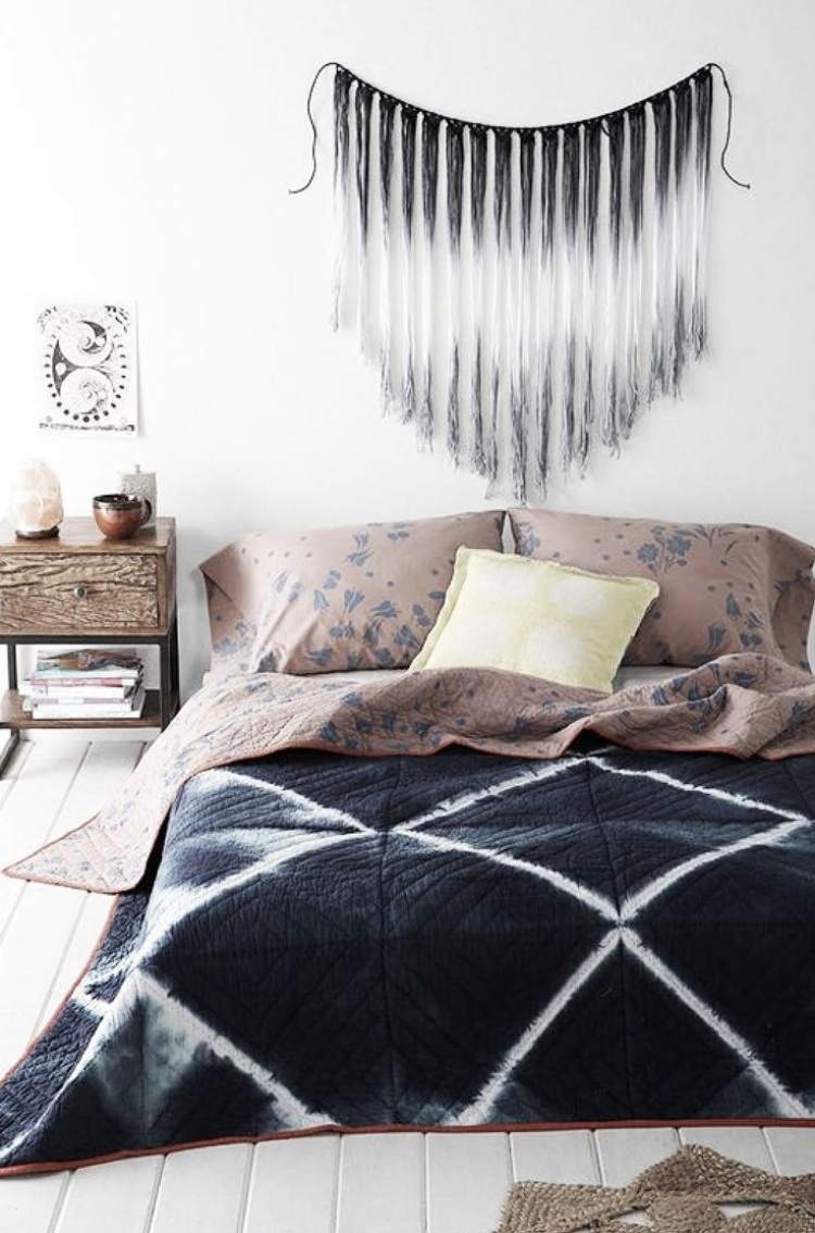 bohemisk stil-sovrum-vit-svart-hippie-fransar-bleknade-golv-bräda-vita-kuddar-överkast