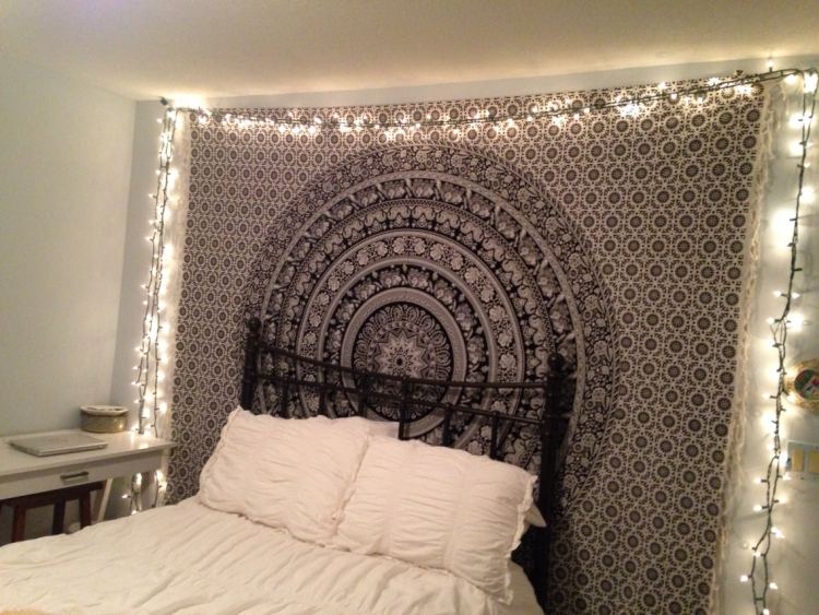 bohem-stil-sovrum-vitt-tyg-halsduk-vägg-lampor-metall säng-romantisk-svart