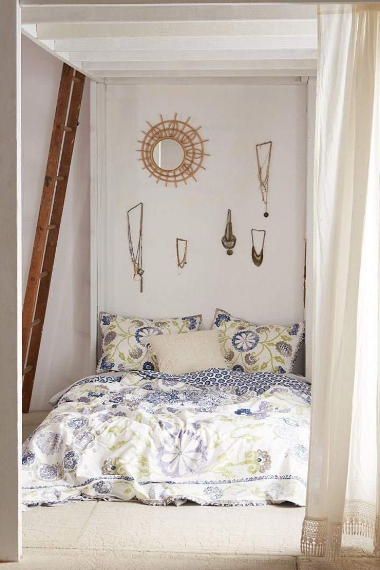 bohemisk stil-sovrum-vit-vägg-dekoration-kedjor-speglar-sol-gardiner-sängklädsel