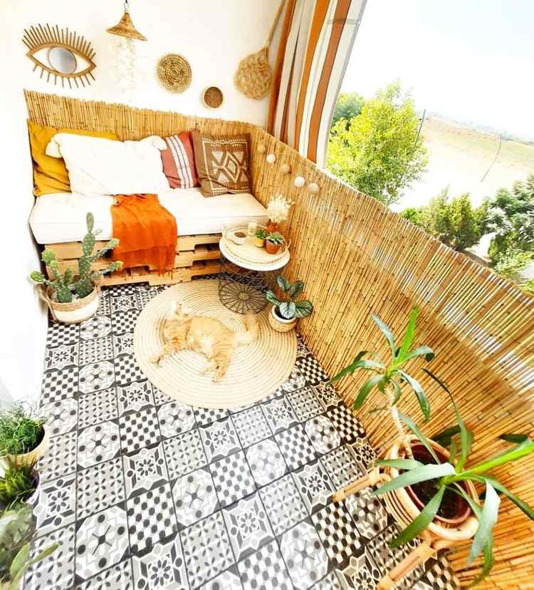 Boho -balkong med mönstrade golvplattor och sekretessskärmar i bambu