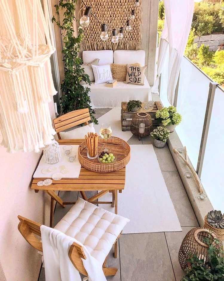 Boho balkongidéer med väggklädselväxter och tillbehör