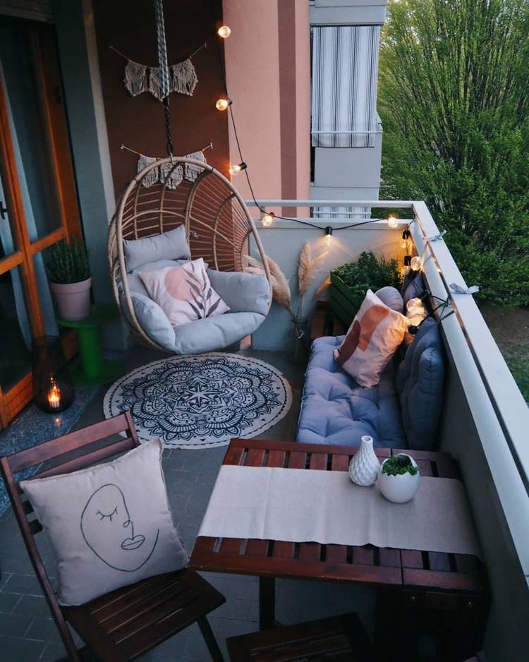 Boho balkong med hängande stol