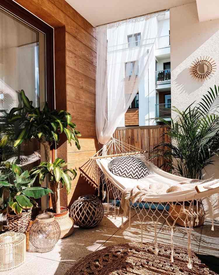 Boho -balkong med en sisalmatta och palmer