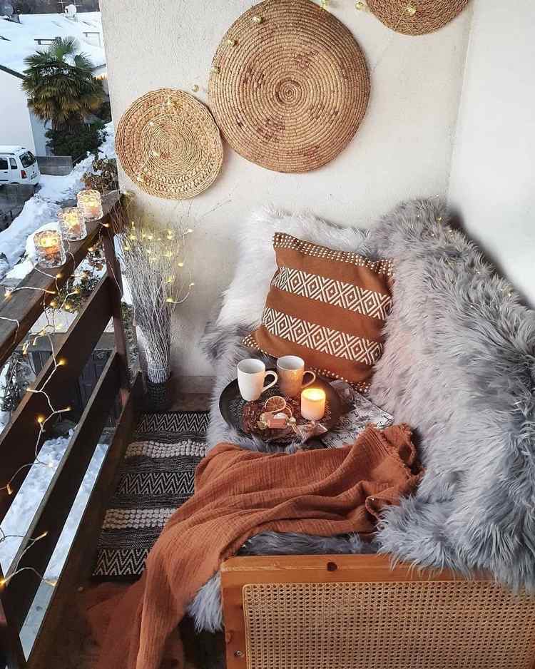 Boho -balkong på vintern med mysiga tillbehör