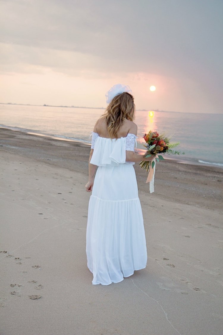 boho-bröllopsklänning-strand-bröllop-flounce-spets flounce-vit-huvudbonad-blomma