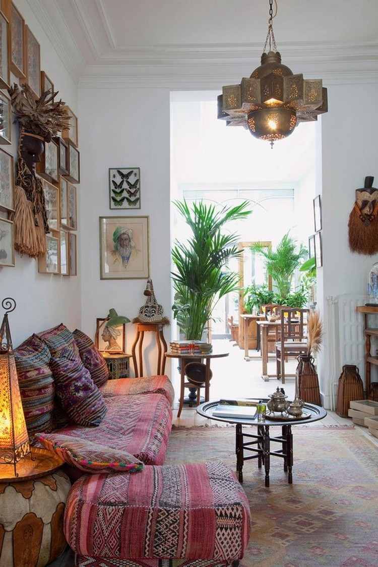 Litet vardagsrum inrättat boho levande stil trend vintage möbler