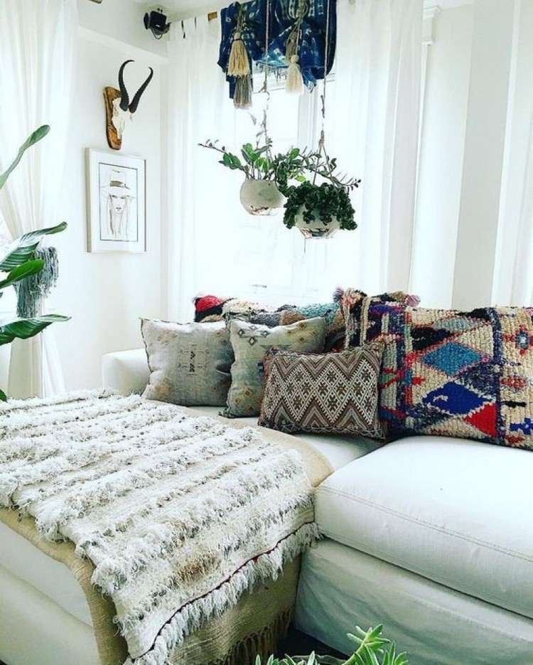 Inred vardagsrummet på ett modernt sätt. Kuddkuddar med mönster i Boho -möbler