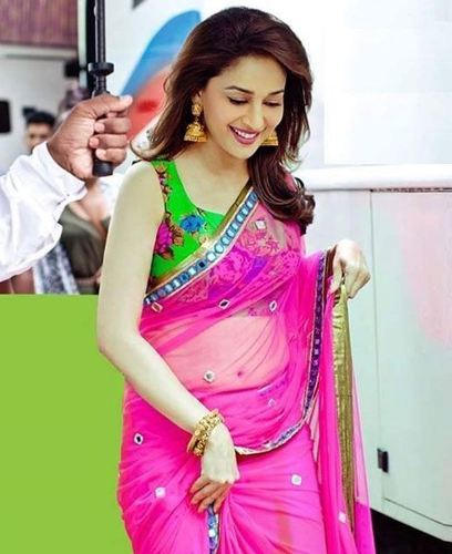 Madhuri Dixit vaaleanpunainen houkutteleva suunnittelija Saree