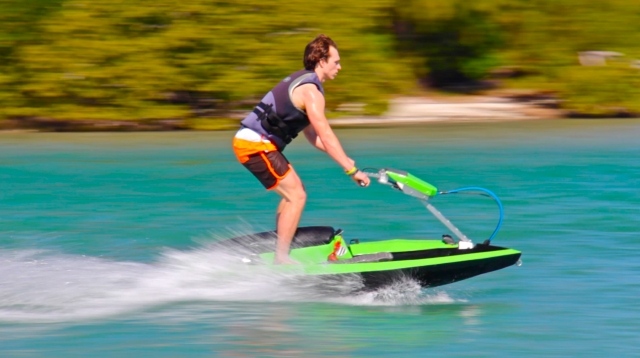profil-stående-man-vatten-jet-ski-bomboard