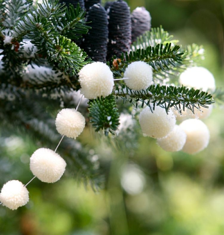Dekorera julgranen med bubbla kransar och imitera snöbollar