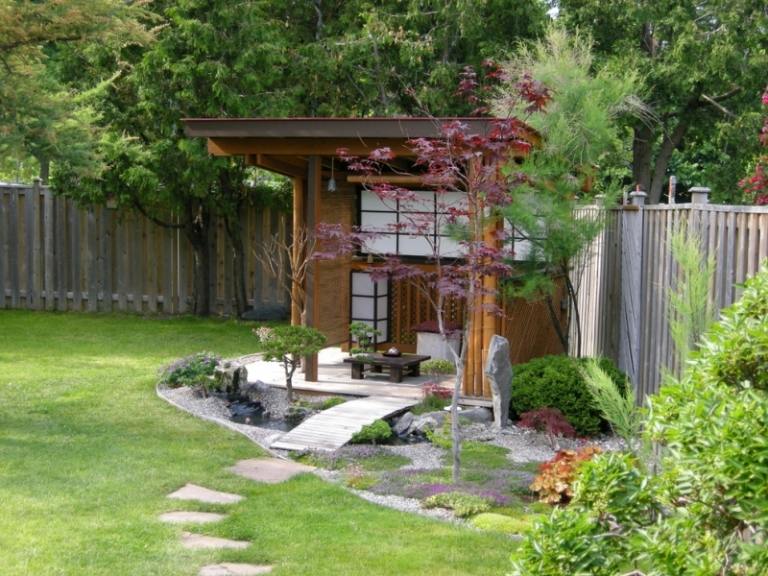 Bonsai träd-trädgård-asiatisk stil-gräsmatta-trädgård stig-damm-takläggning