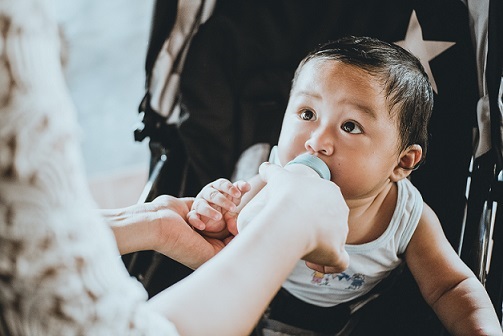 πώς να ταΐσετε ένα μωρό με μπουκάλι