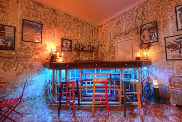 Bar-med-belysning-blå-neonfärgad-ljus-vägg-effekt-vintage-färg