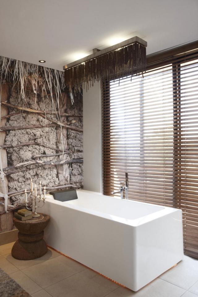 badrum badkar äkta trä sten fönster rullbelysning