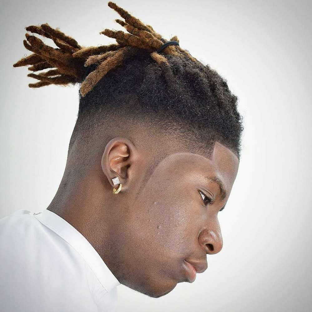 Rasta curl frisyr i kombination med en boxersnitt med Rasta lockar och ett tunt skägg