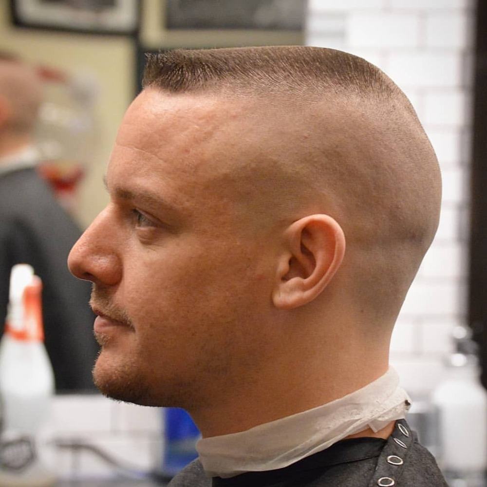buzz cut boxersnitt med övergång för en sportig look i militär stil