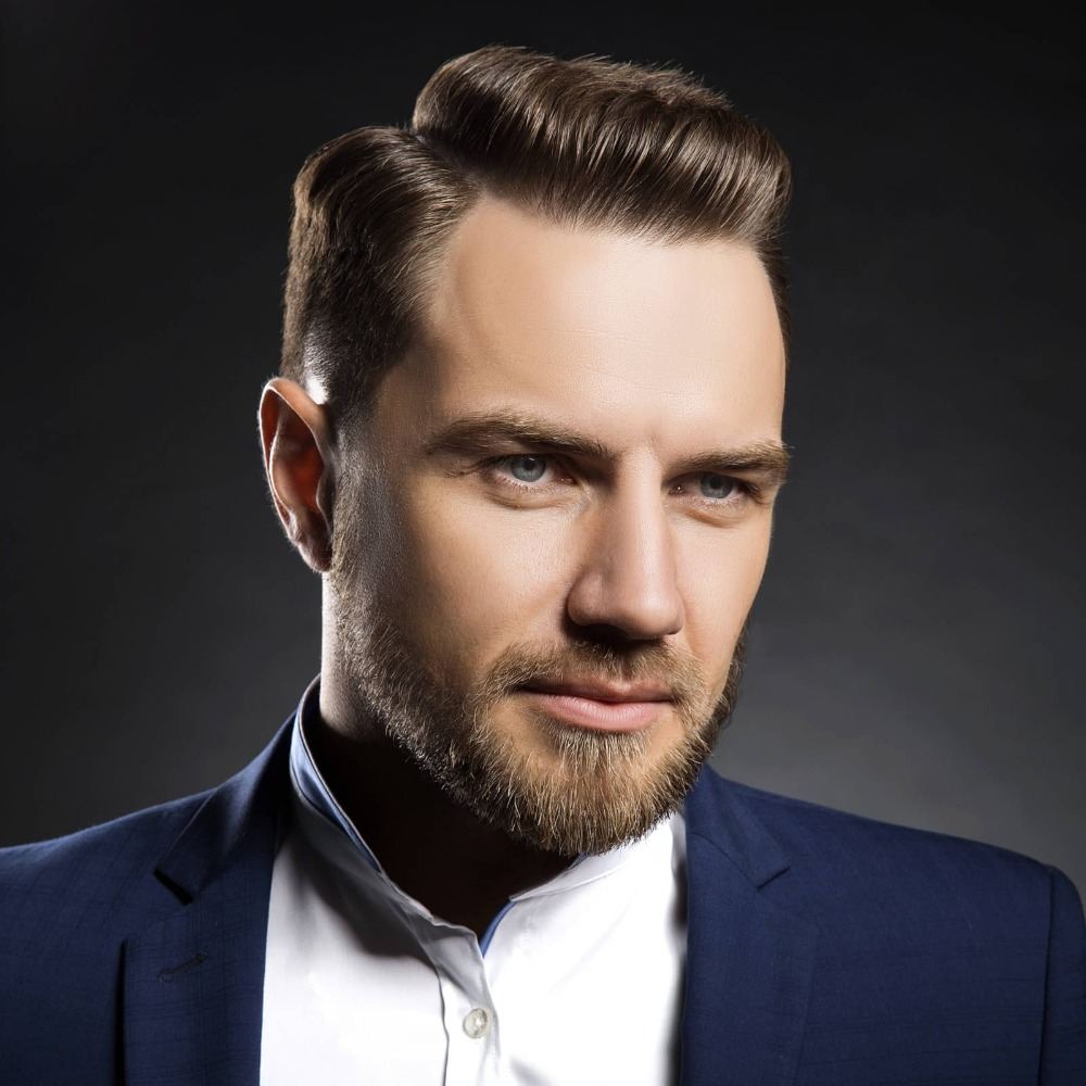 Sidodel herrfrisyr med boxerstil kombinerar längd för eleganta tillfällen