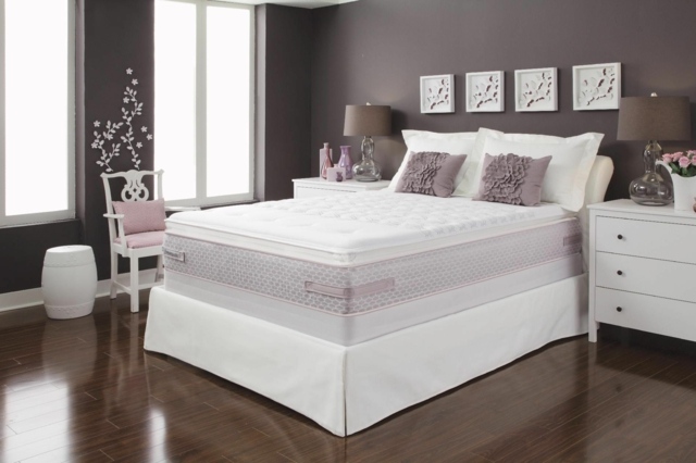 lila sovrum uppsättning säng madrass design idé trägolv