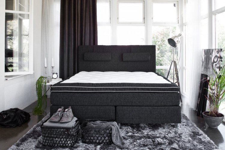 box-vår-säng-svart-klädsel-vit-vägg-färg-grå-shaggy-matta