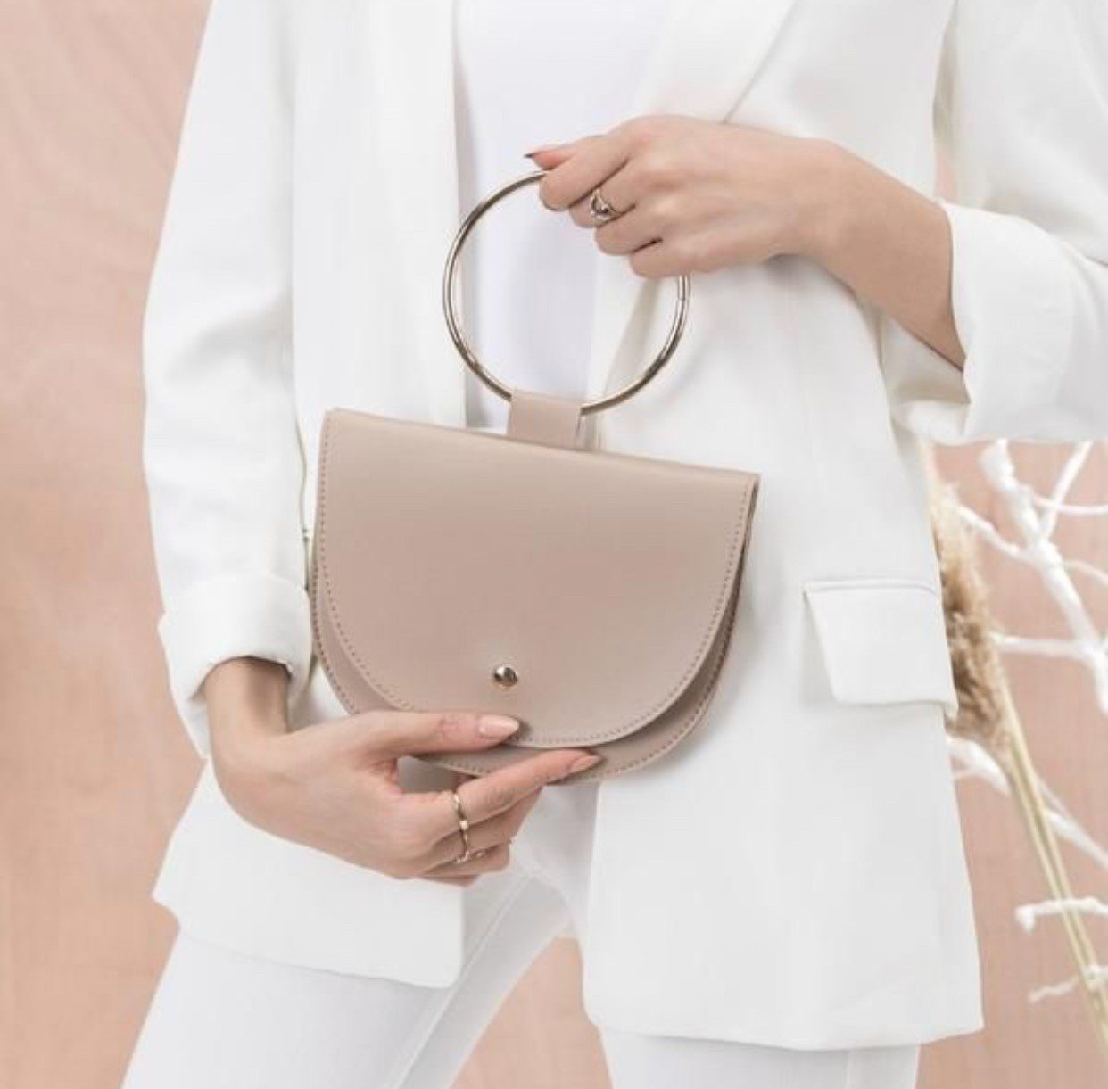 Armband Handväskor beige handväska modetrender blazer vit kontorsdräkt