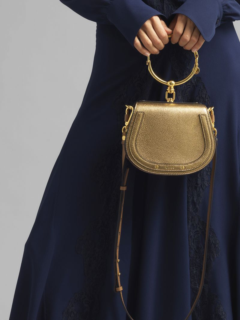 Armband Handväskor tillbehör modetrender handväska guldskjorta klänning lång