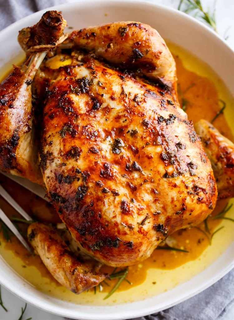 grillad kycklingrecept stek hela kycklingen i ugnen tills den är krispig